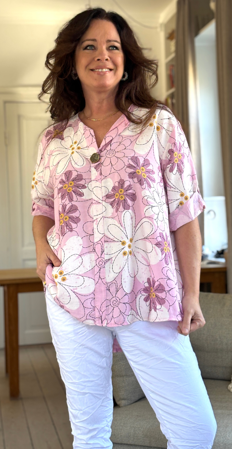Laia bluse med blomsterprint og bronzeknap pink LikeLondon