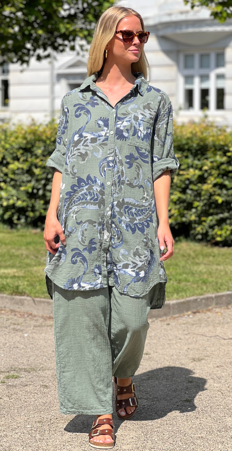Melanie tunika med paisleyprint og lomme khaki LikeLondon