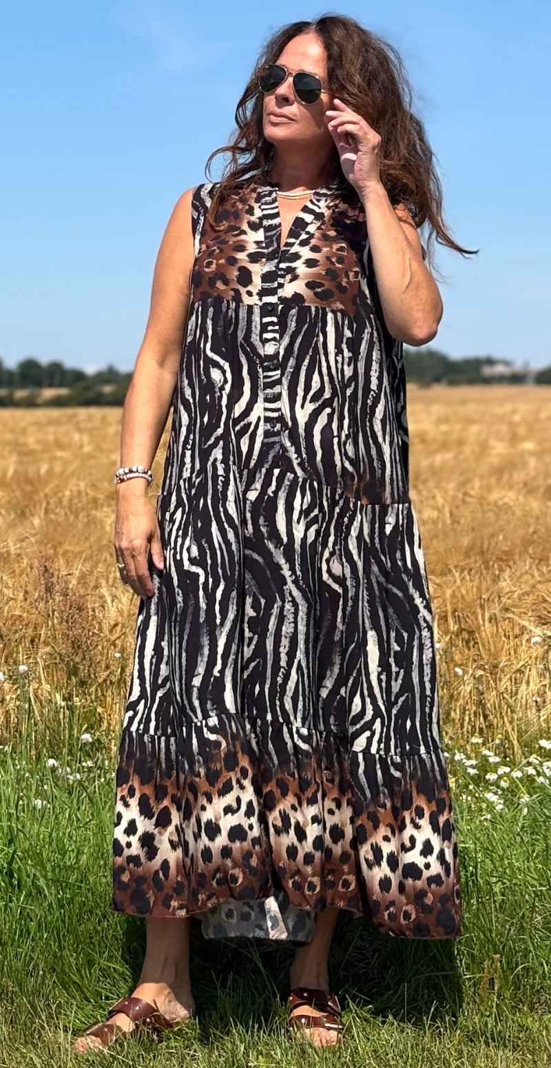 Alta kjole med dyreprint og peplum sort LikeLondon