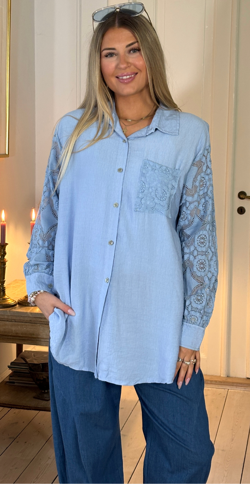 Simma skjorte med blondeærmer og lomme sky LikeLondon