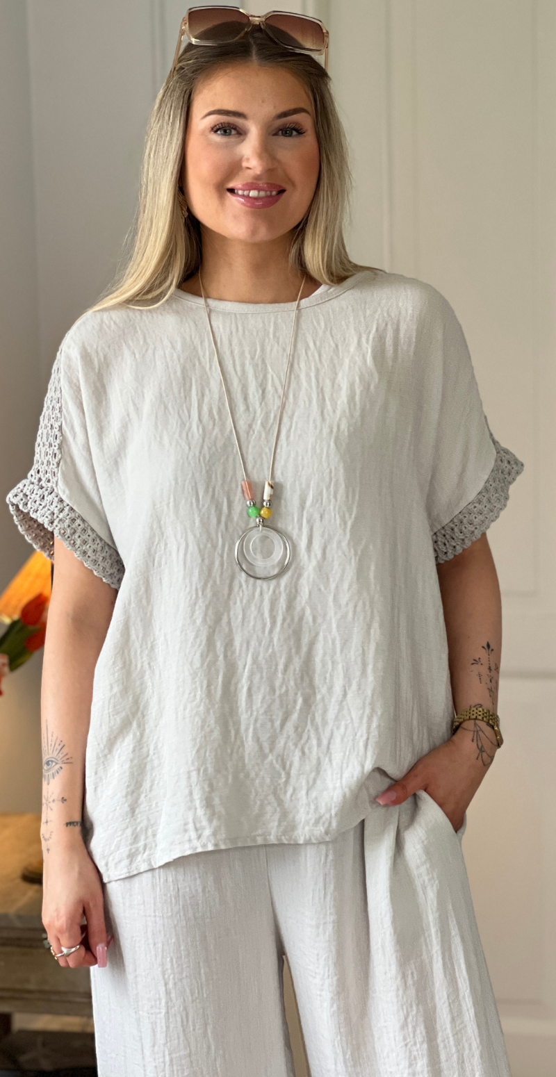 Ethel bluse med hæklede detaljer og halskæde beige LikeLondon