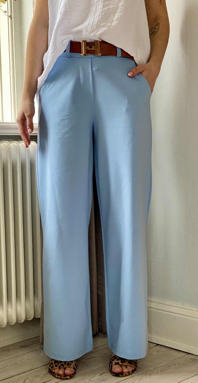 Miley bukser med skrålomme og bælte med spænde sky LikeLondon