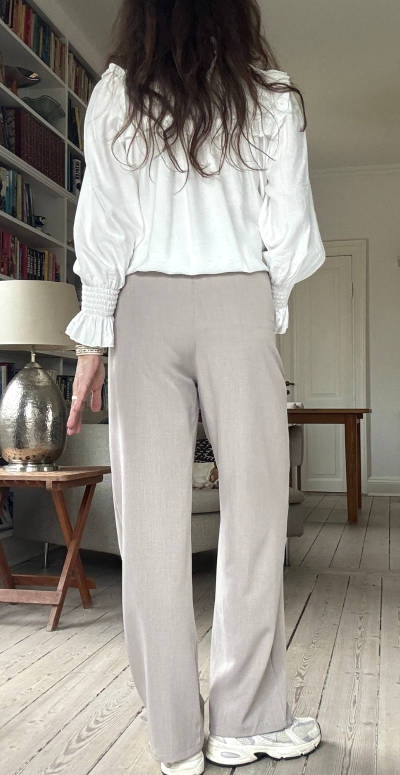 Iris habitbukser med elastik taupe LikeLondon
