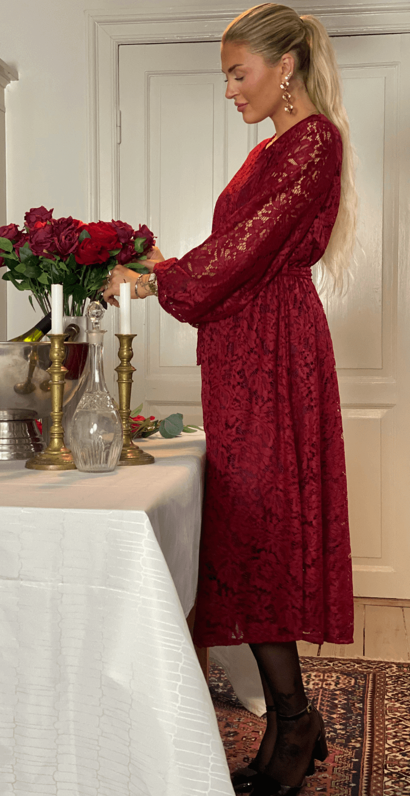 Desiree kjole med blonde og bindebånd bordeaux LikeLondon
