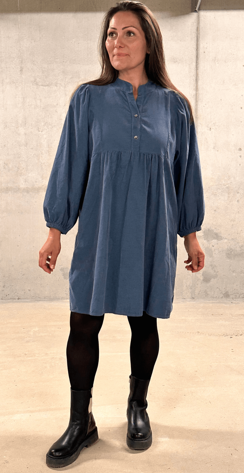 Ciara fløjlskjole med ballonærmer og metalknapper denim LikeLondon By Christina