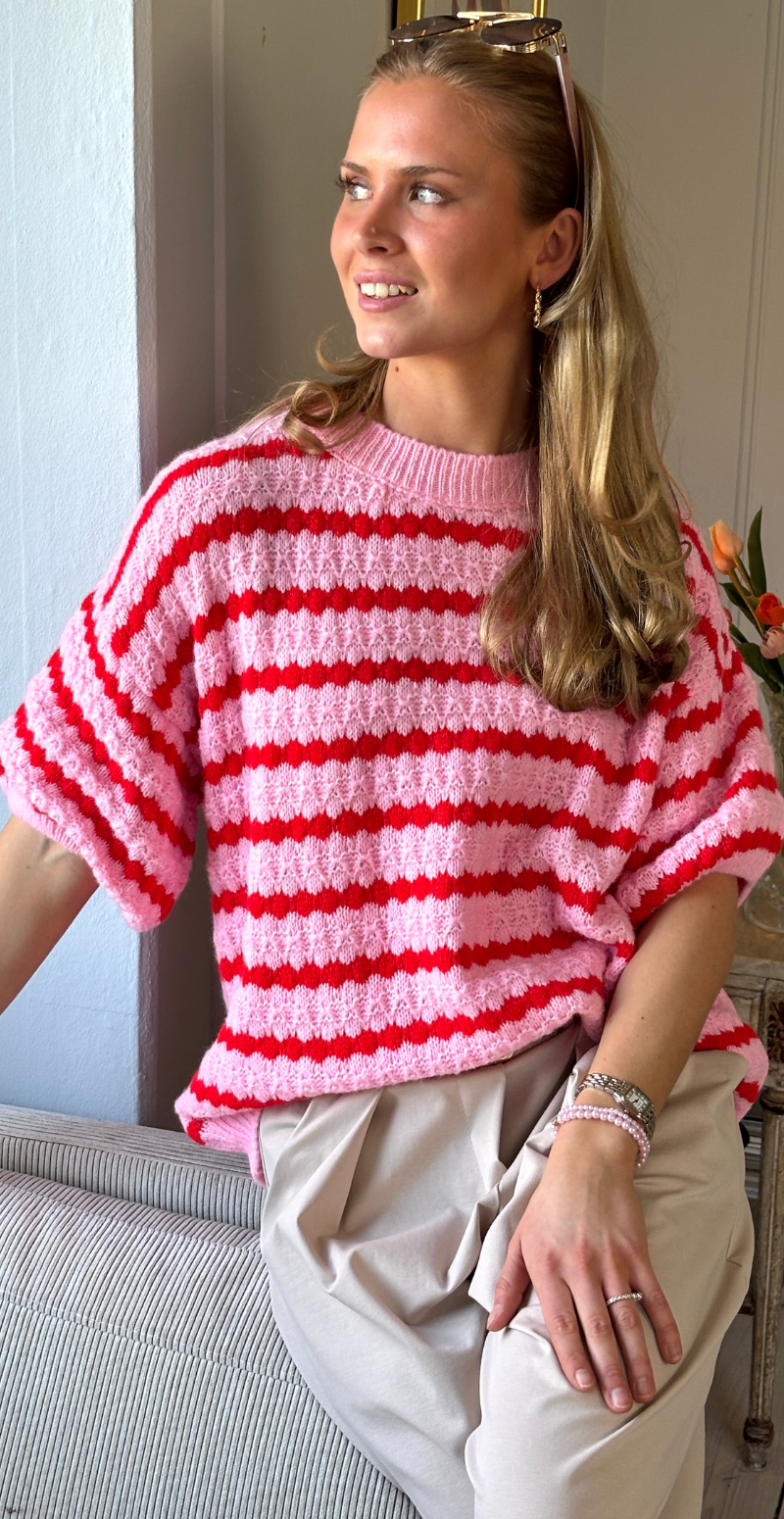 Nadine kortærmet strik med stribetmønster pink/rød LikeLondon