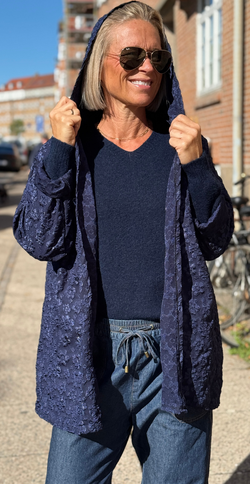 Bernadotte jakke med præget blomster og knapper navy LikeLondon