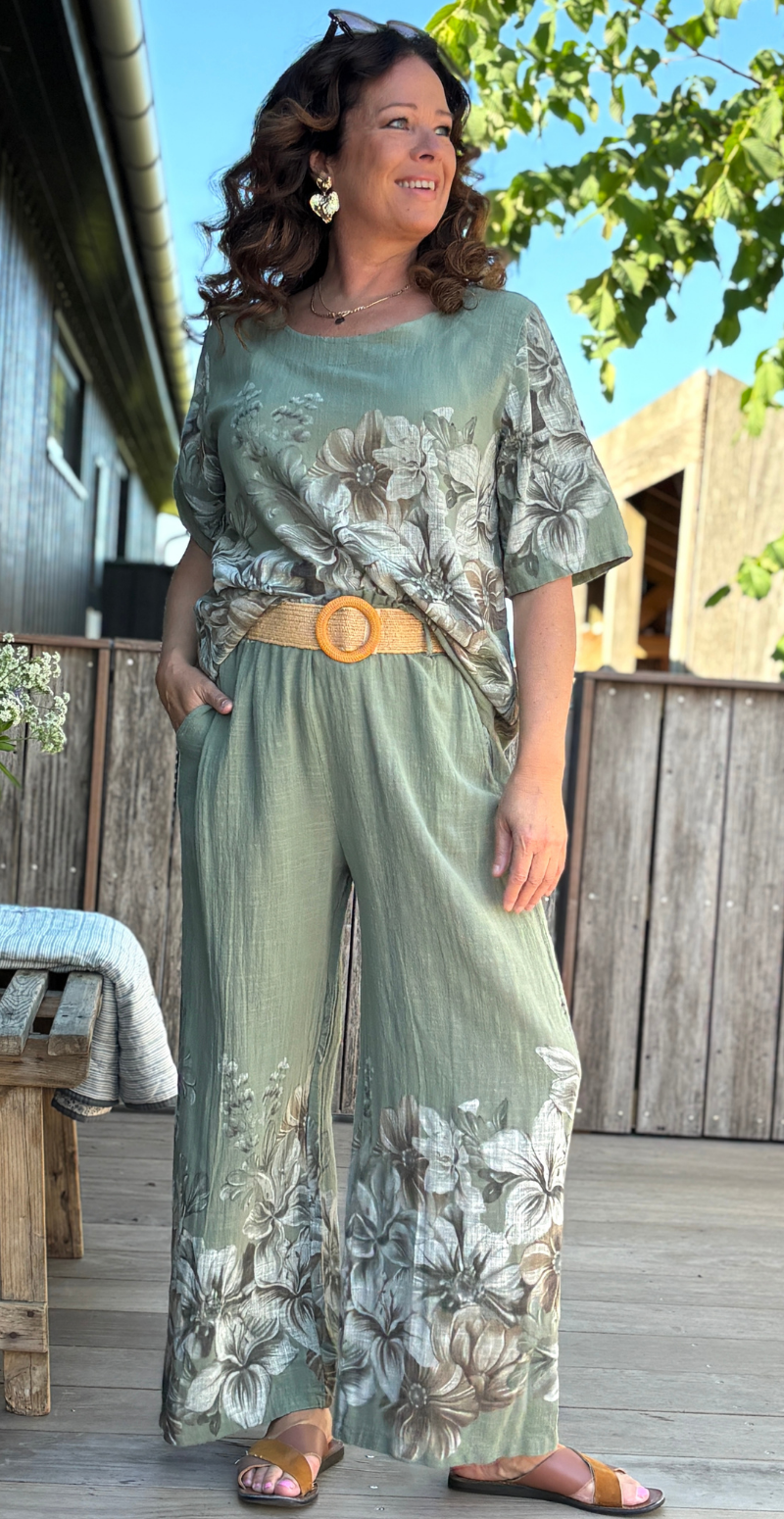 Arista sæt med bukser og bluse med blomsterprint khaki LikeLondon