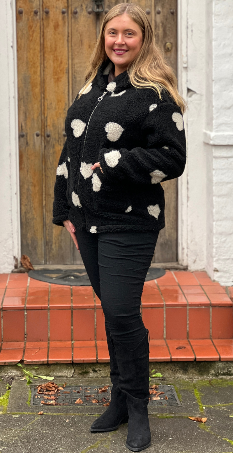 Nema teddy jakke i uld med hjerter sort LikeLondon