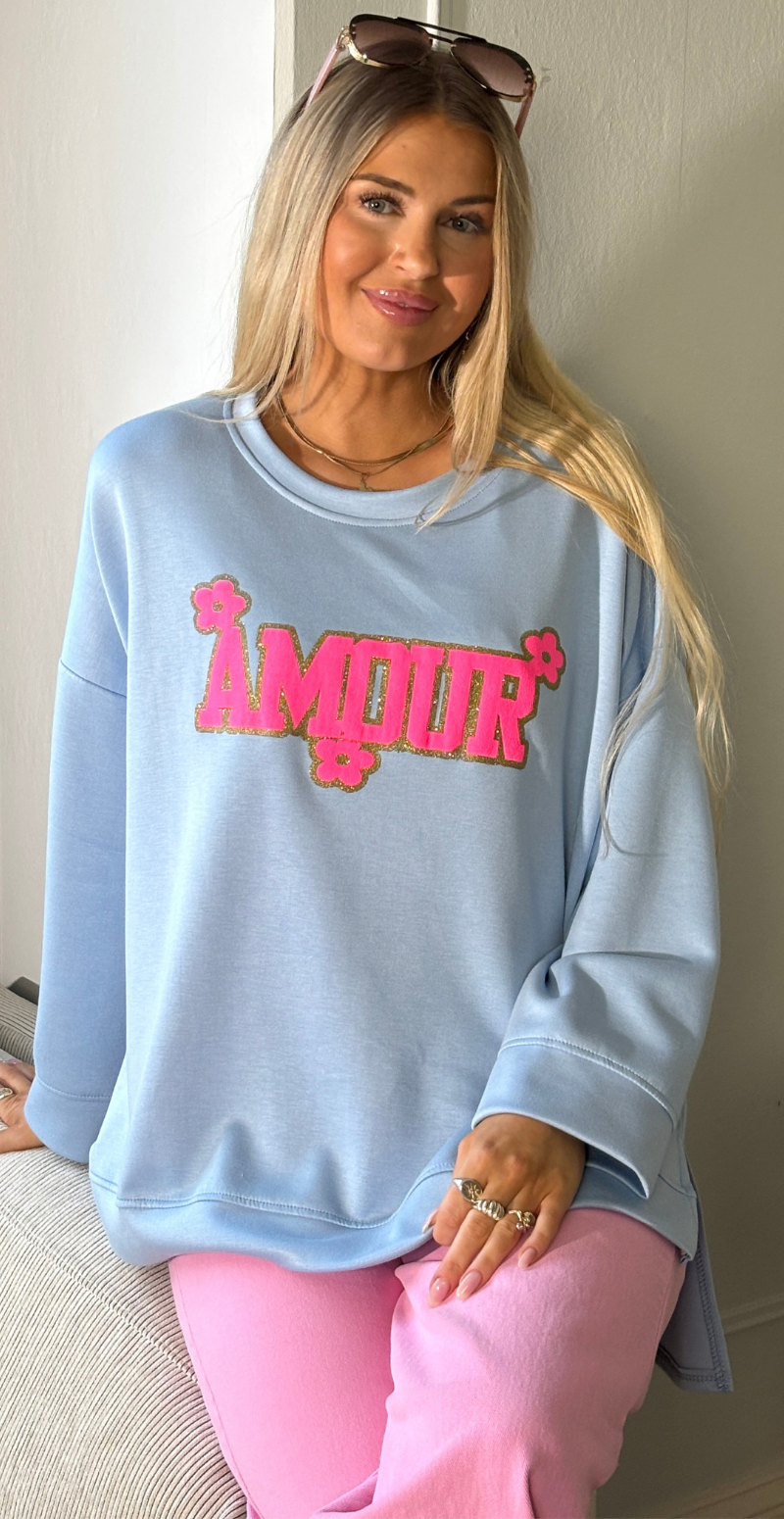 Allie sweatshirt med rund hals og "Amour" sky blue LikeLondon