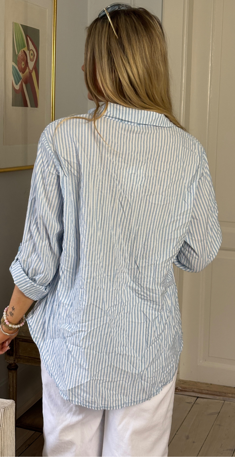 Omega skjortebluse med krepp og striber celeste LikeLondon