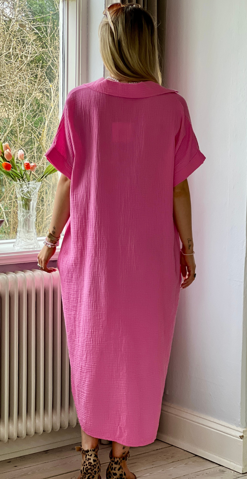 Dagmar kjole i musselin fuxia LikeLondon