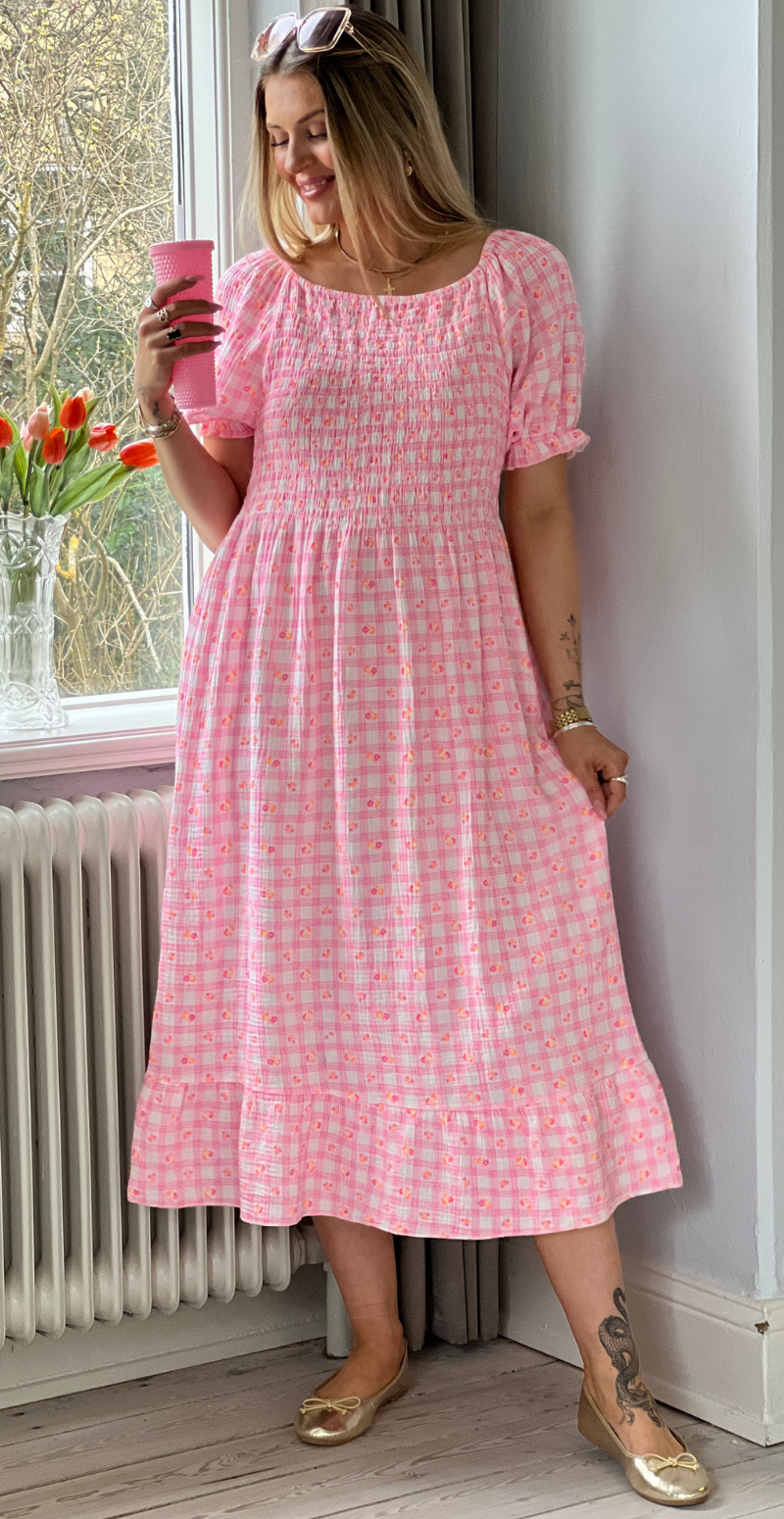 Olga ternet kjole med små blomster og smock pink LikeLondon