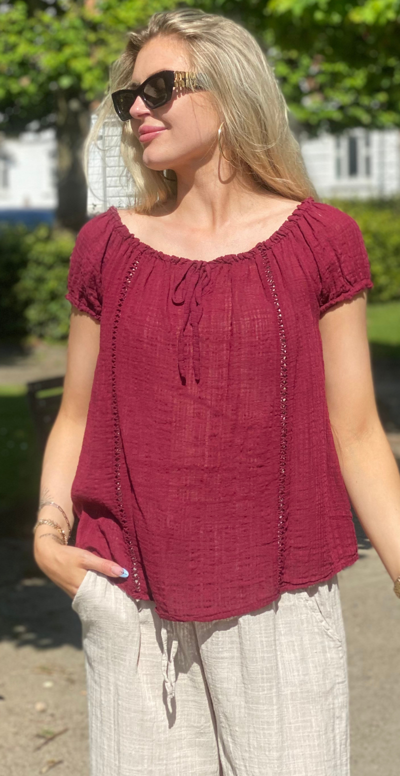 Karin bluse med korte ærmer, bindebånd og hæklede detaljer bordeaux LikeLondon
