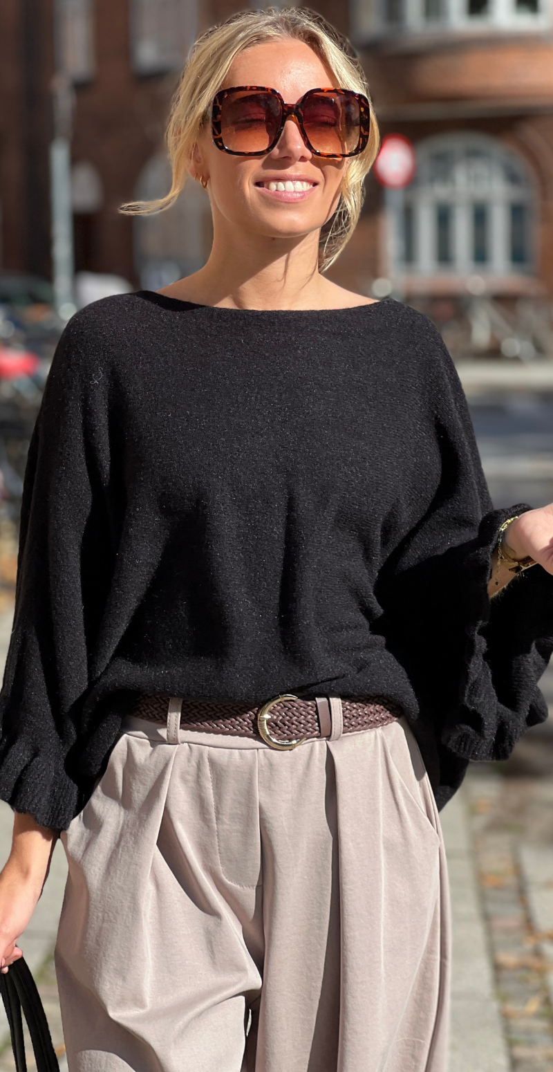 Louise strikbluse i baby alpaca med flæsedetaljer og 3/4 ærmer sort LikeLondon