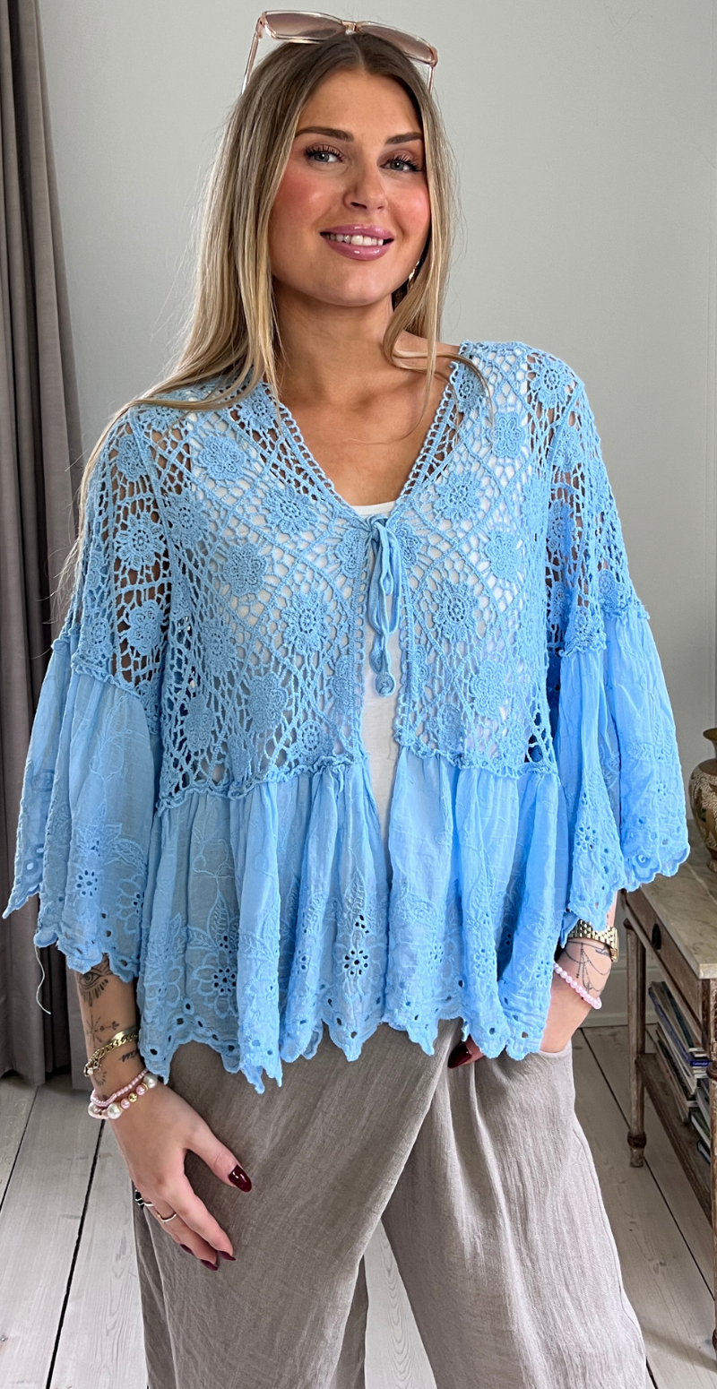 Carma hæklet bluse med blonder og bindelukning sky LikeLondon