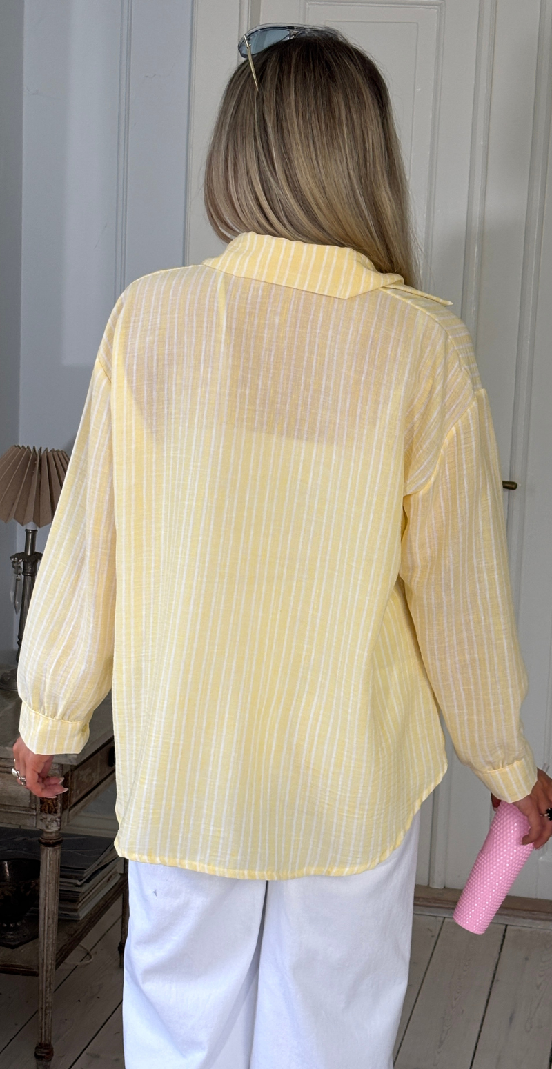 Orbit hørskjorte med striber og blondestykke foran gul LikeLondon