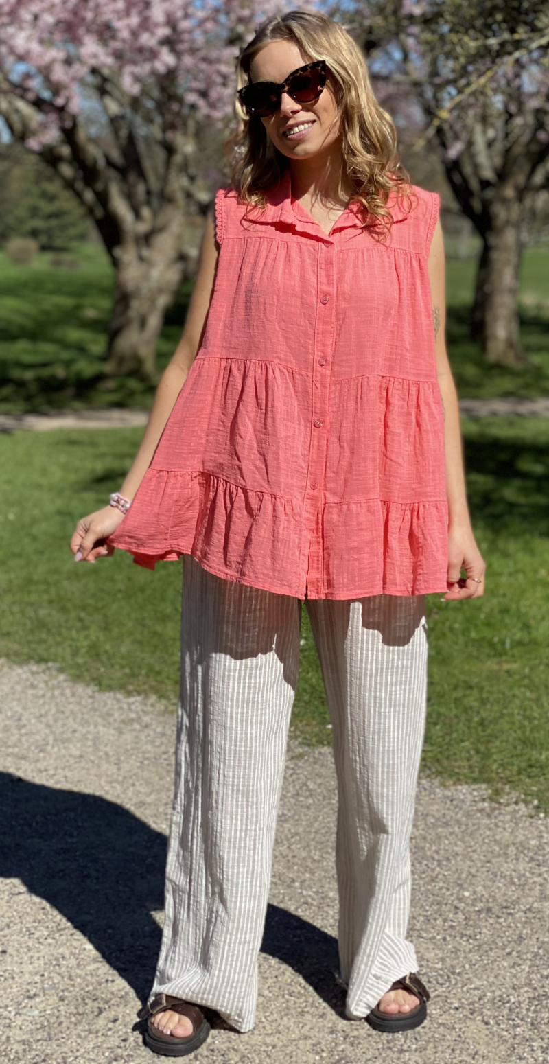 Rinda bluse uden ærmer med peplum og hæklede detaljer koral LikeLondon
