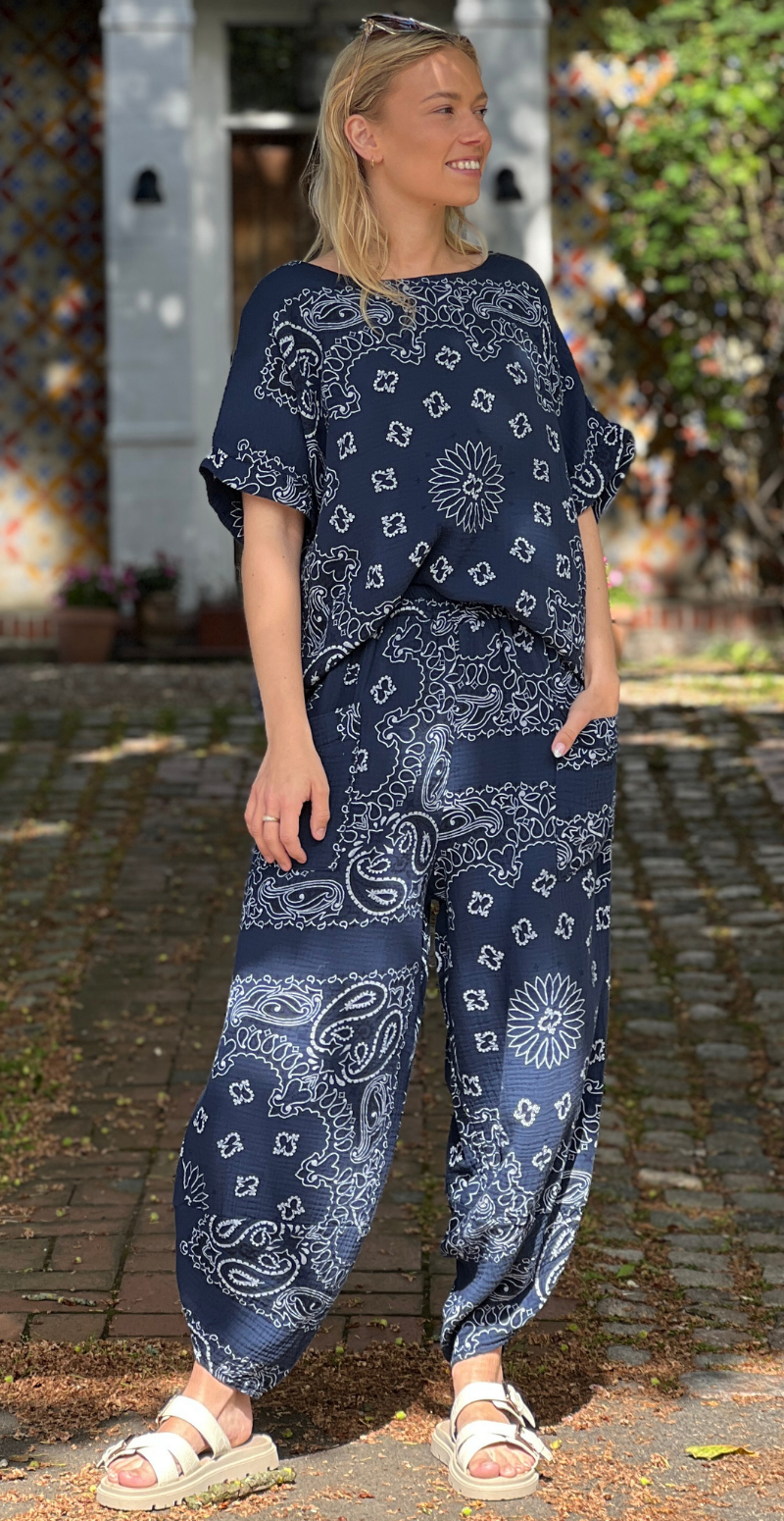 Bree sæt med bukser og bluse i musselin med paisley print navy LikeLondon