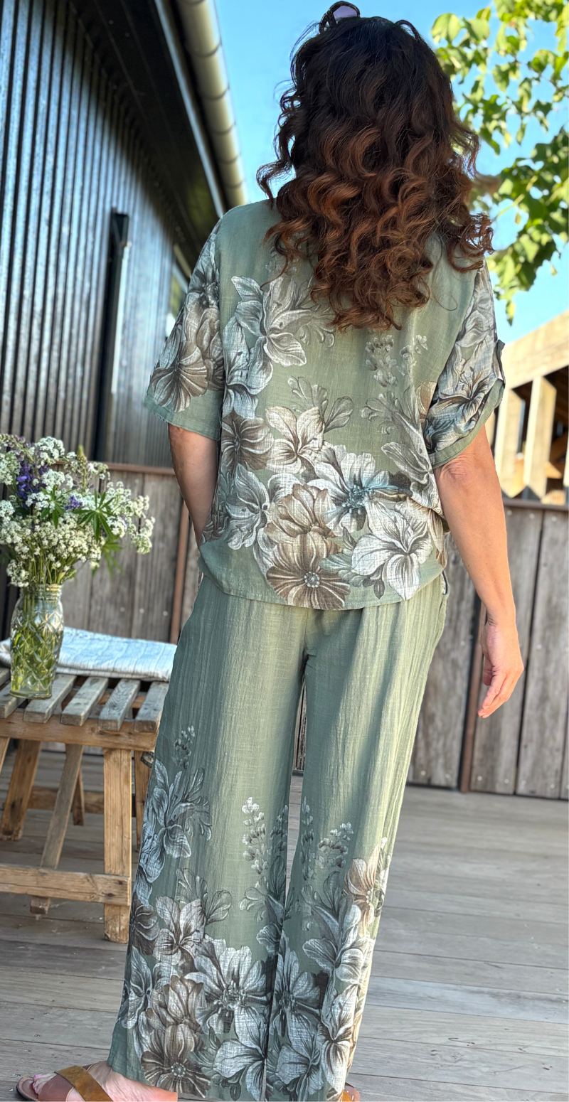 Forudbestil uge 25 Arista sæt med bukser og bluse med blomsterprint khaki LikeLondon