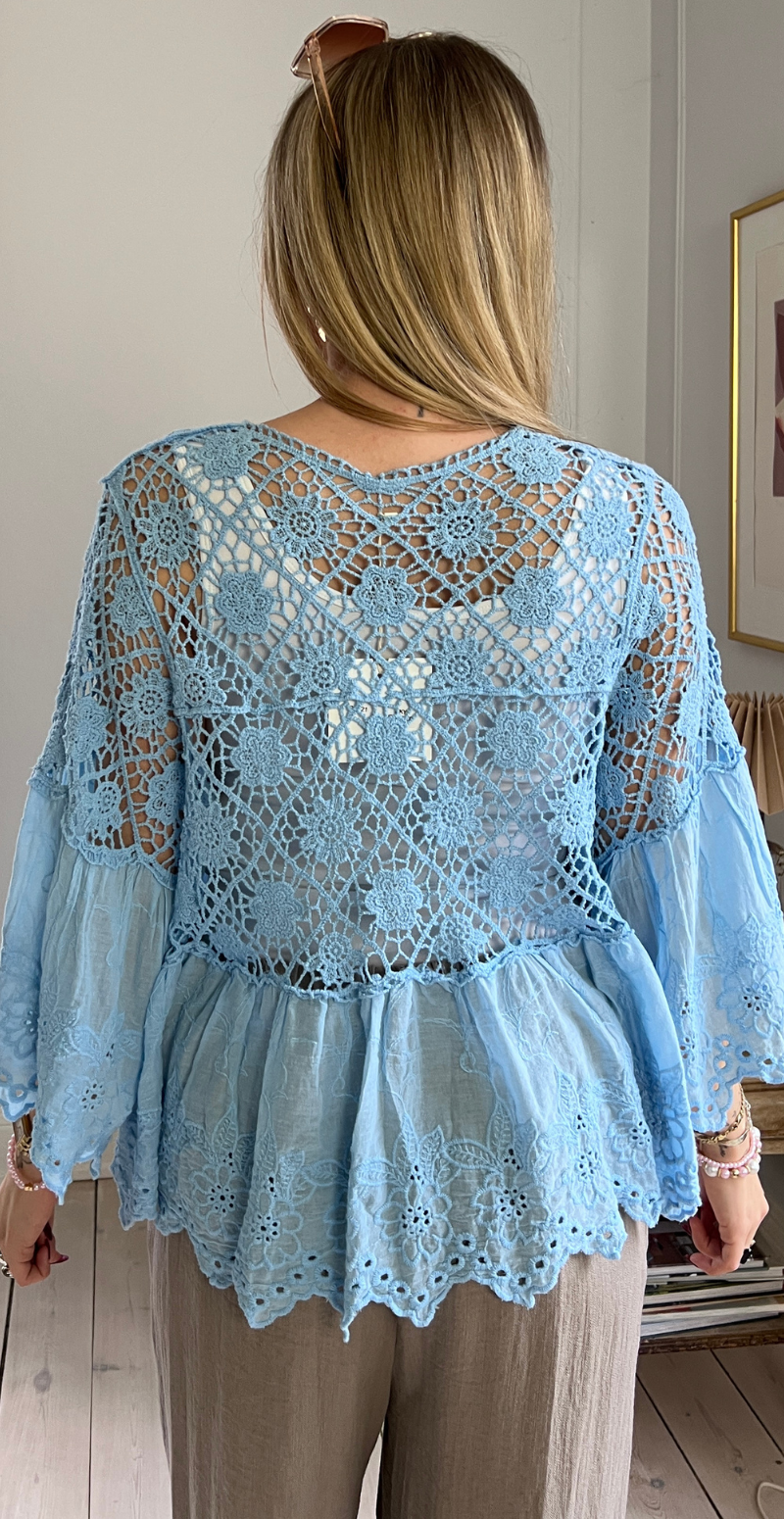Carma hæklet bluse med blonder og bindelukning sky LikeLondon