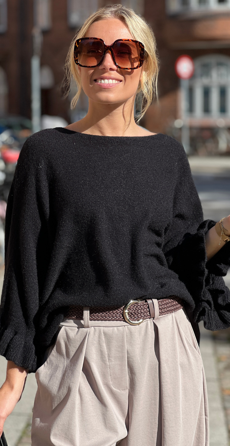 Louise strikbluse i baby alpaca med flæsedetaljer og 3/4 ærmer sort LikeLondon