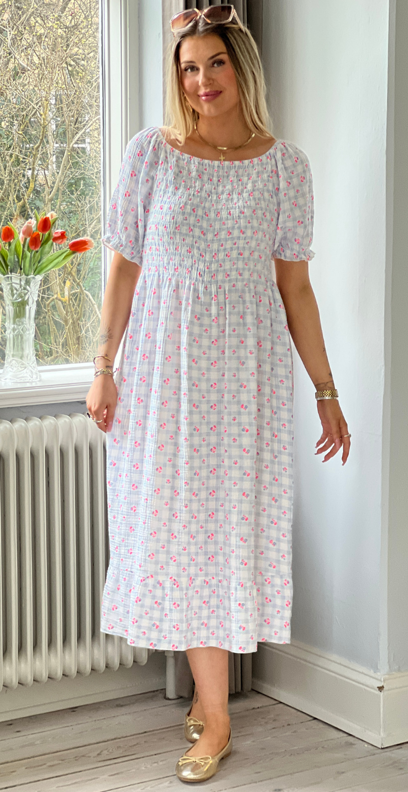 Olga ternet kjole med små blomster og smock blå LikeLondon