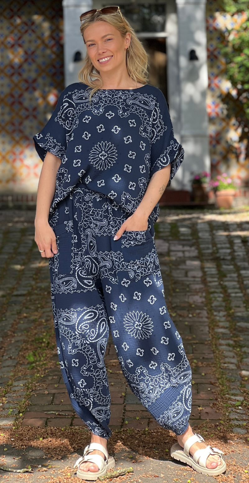 Bree sæt med bukser og bluse i musselin med paisley print navy LikeLondon