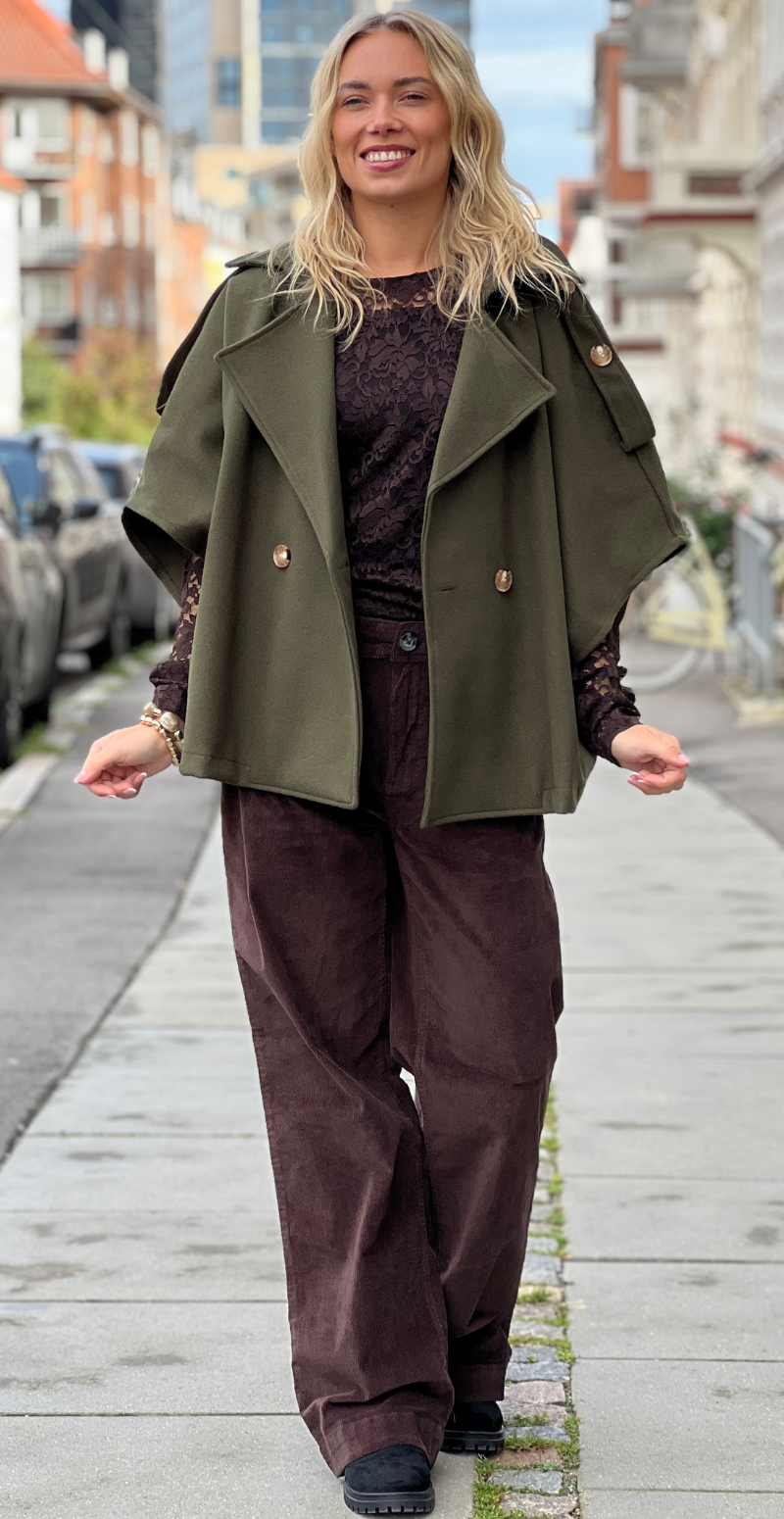 Cleo kort poncho jakke med knapper fortil og korte ærmer military LikeLondon