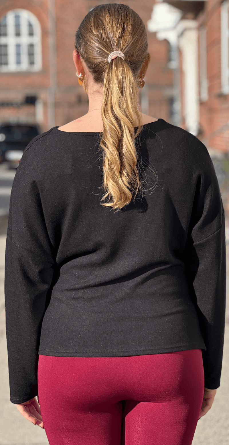 Rachelle bluse med rynk og guldspænde i siden sort LikeLondon