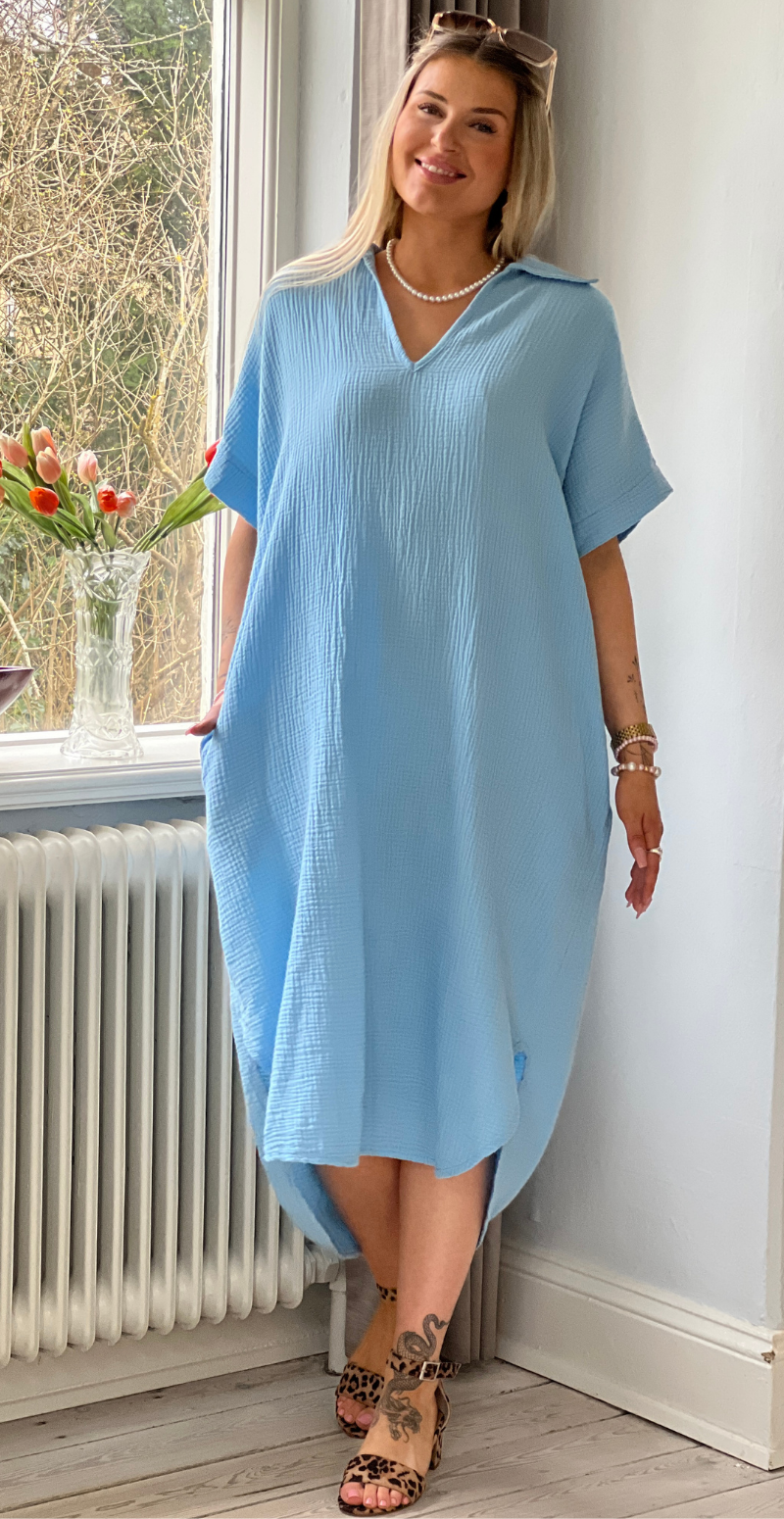 Dagmar kjole i musselin celeste LikeLondon
