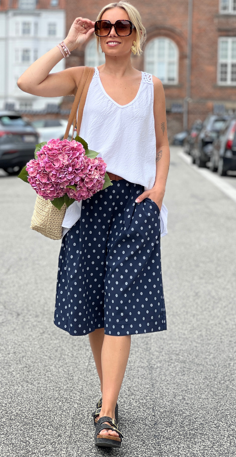 Emma bermuda shorts med prikker og bælte navy LikeLondon
