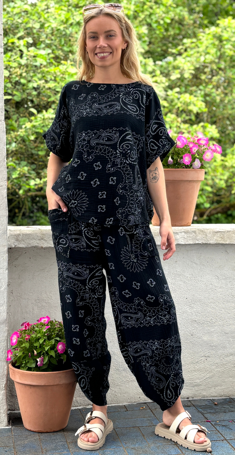 Bree sæt med bukser og bluse i musselin med paisley print sort LikeLondon
