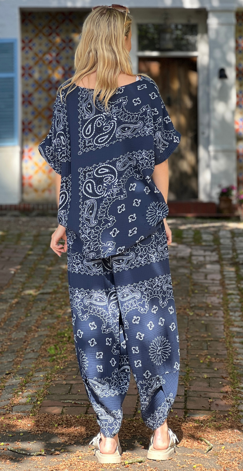 Bree sæt med bukser og bluse i musselin med paisley print navy LikeLondon