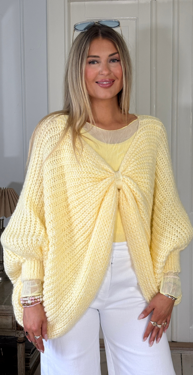 Erika uldstrik med flagermusærmer og rynkedetalje gul LikeLondon