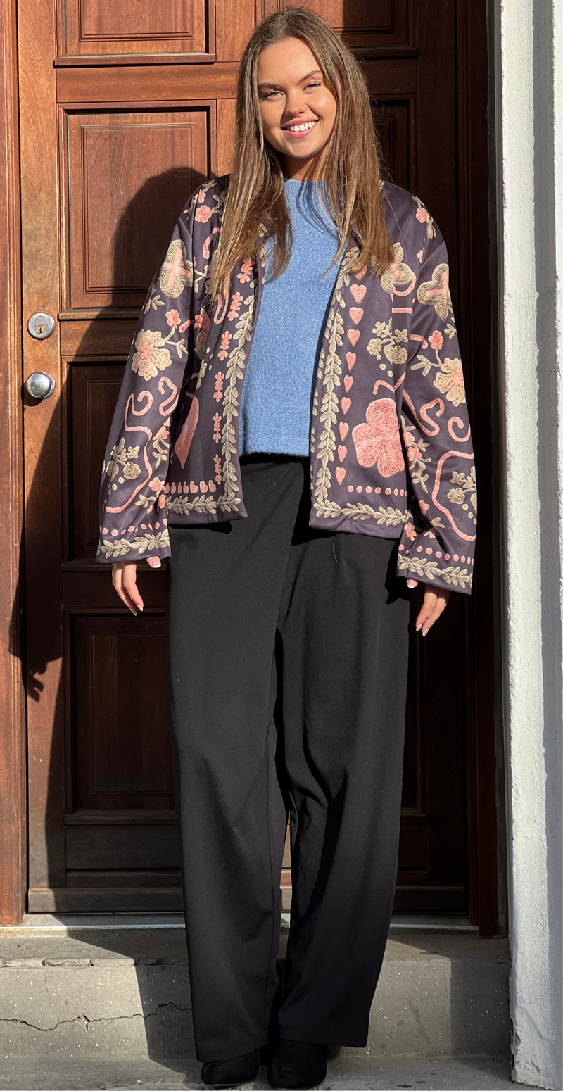 Sissal jakke i ruskindslook med rosa hjerter og blomster sort LikeLondon