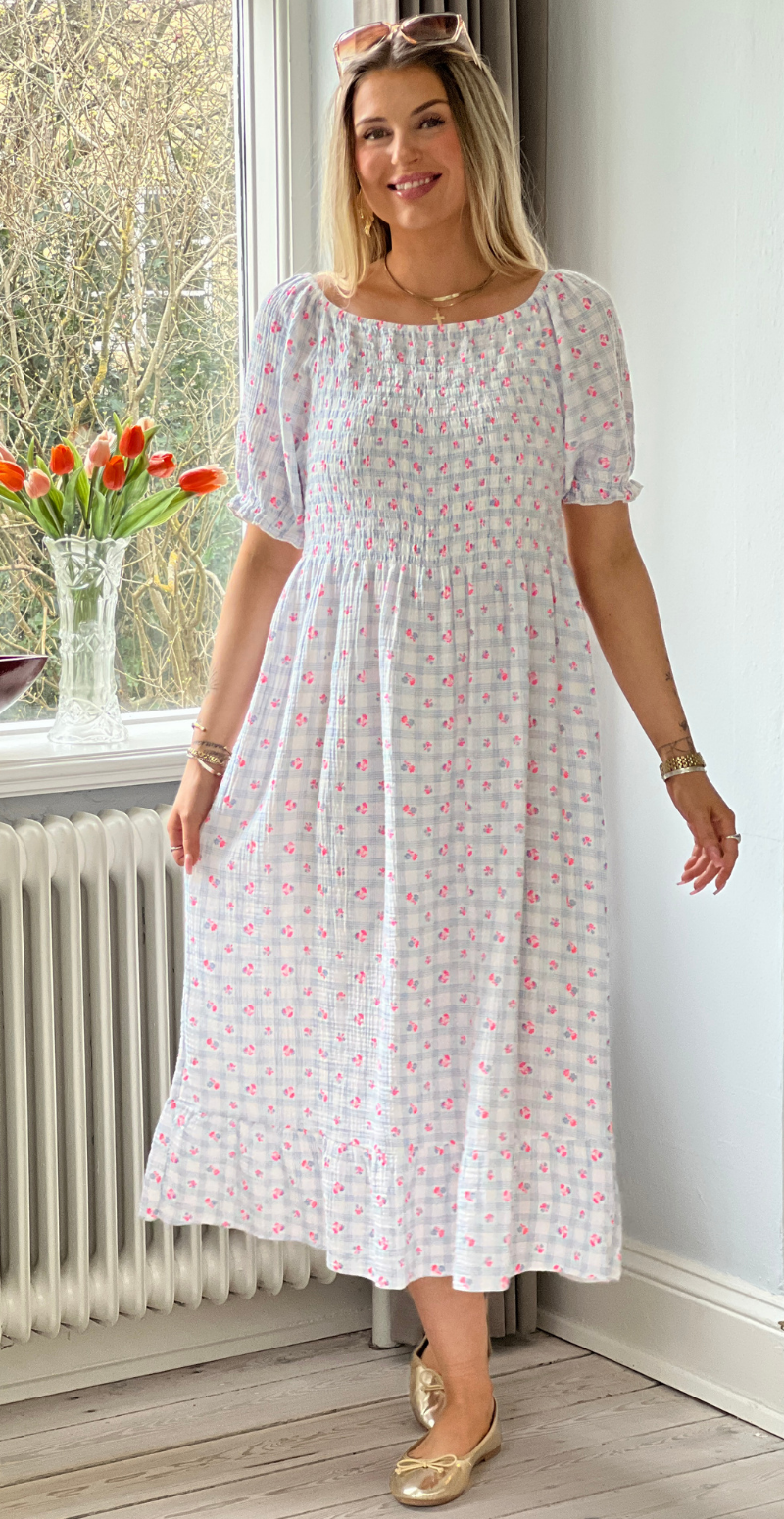 Olga ternet kjole med små blomster og smock blå LikeLondon