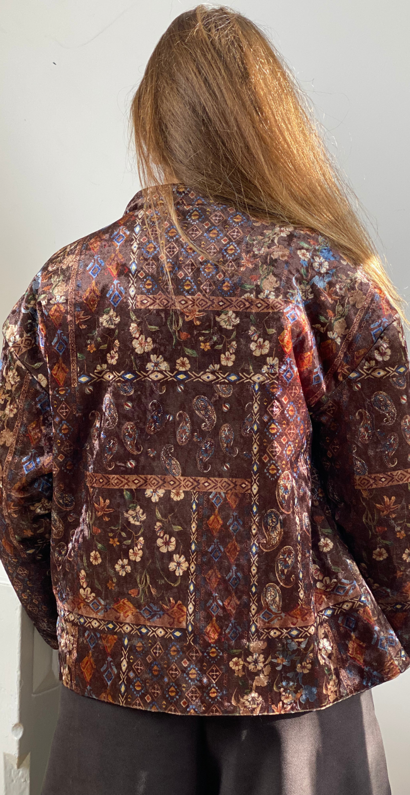 Sibylle jakke i velour med lynlås og blomsterprint brun LikeLondon