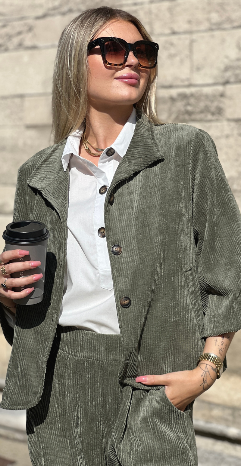 Ellinor fløjlsjakke med krave og hornknapper khaki LikeLondon