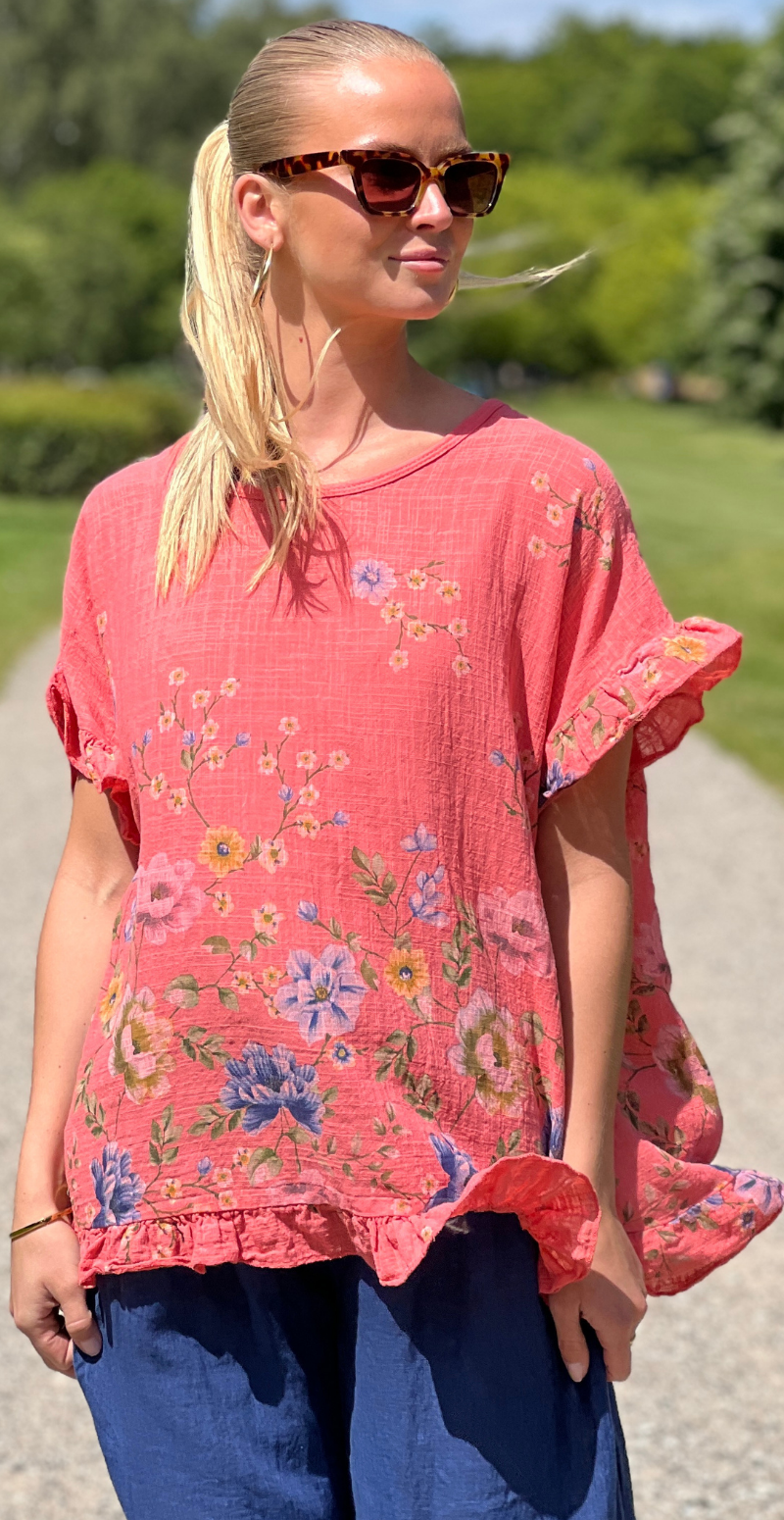Gail bluse med flæsekanter og blomster koral LikeLondon