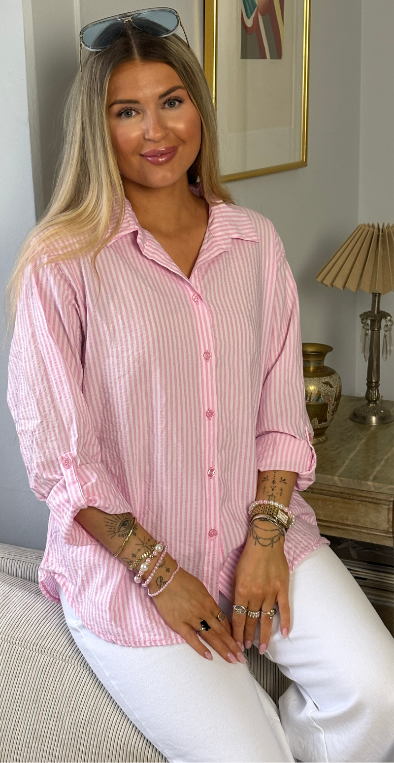 Omega skjortebluse med krepp og striber pink LikeLondon