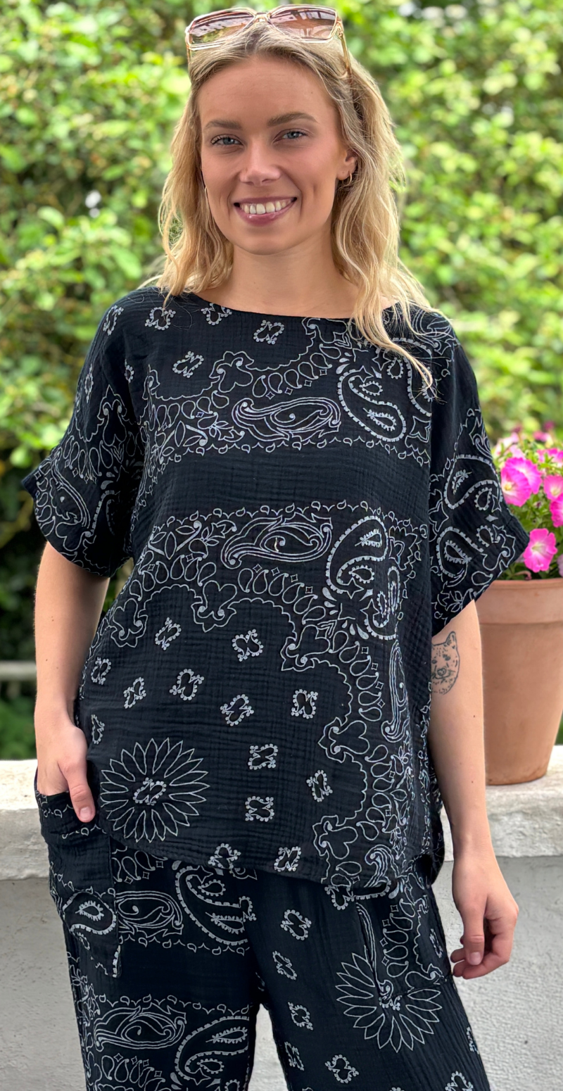 Bree sæt med bukser og bluse i musselin med paisley print sort LikeLondon