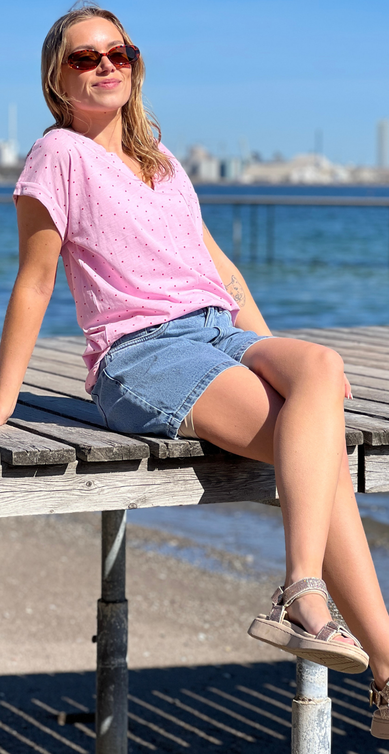 Viva T-shirt med v-hals og prikker sweet lilac w. true red Freequent