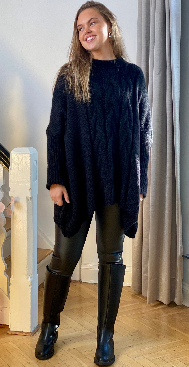 Daphne strik med kabelmønster og ribærme sort LikeLondon