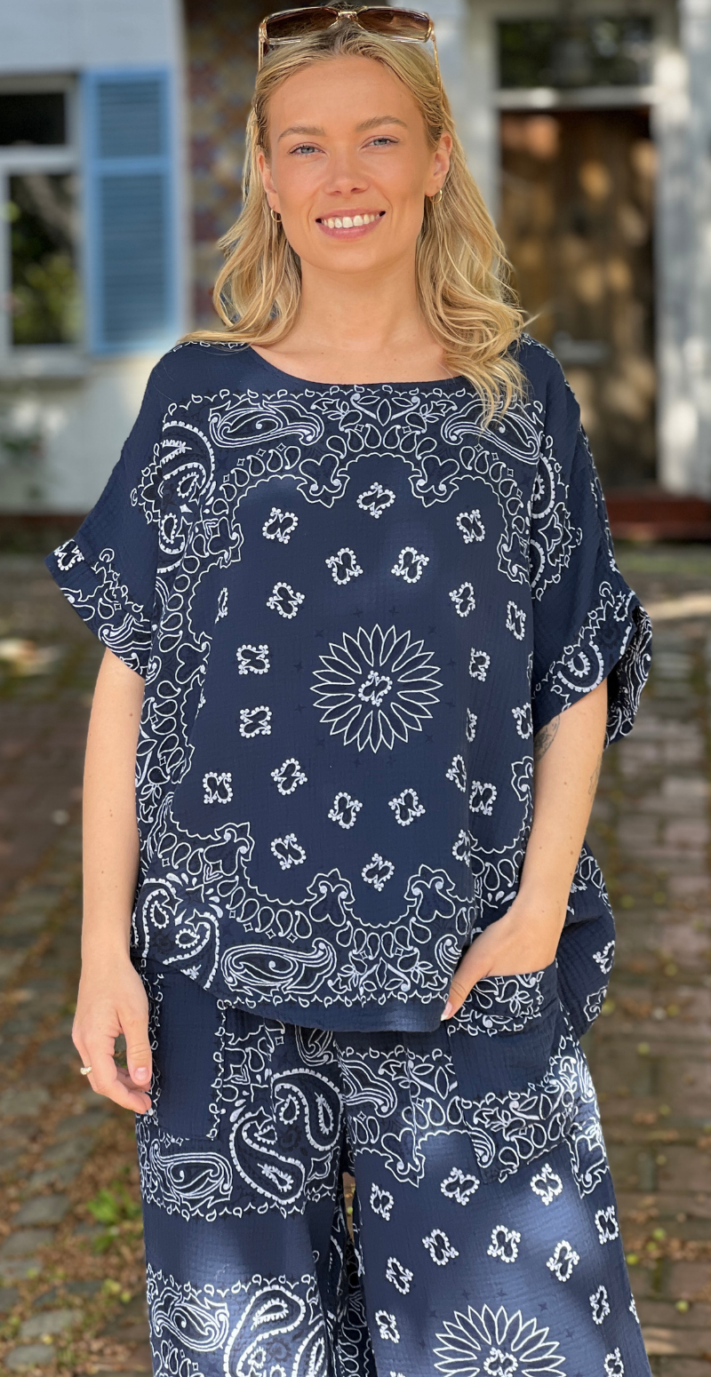 Bree sæt med bukser og bluse i musselin med paisley print navy LikeLondon