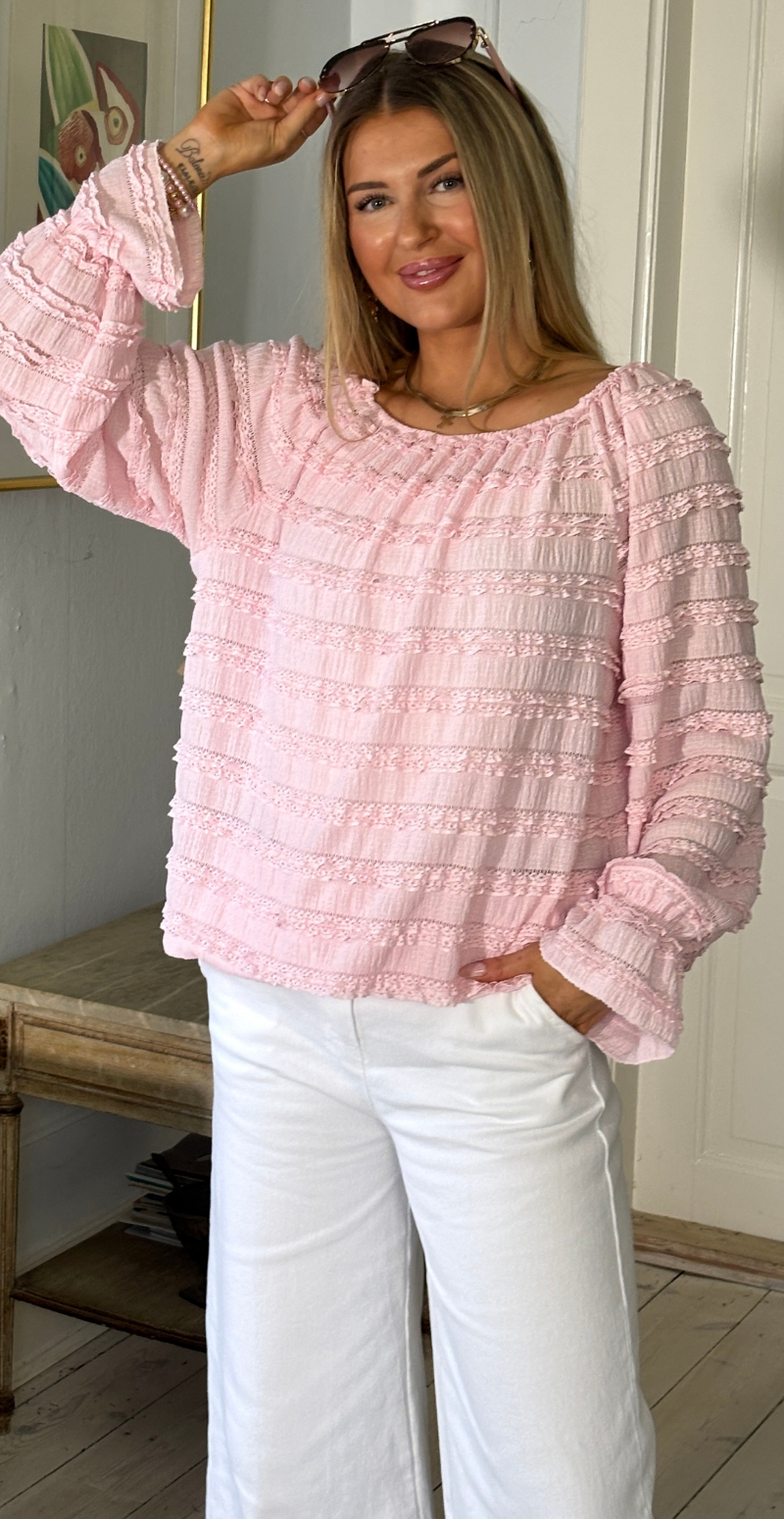 Cosima bluse med bådudskæring og flæser pink LikeLondon