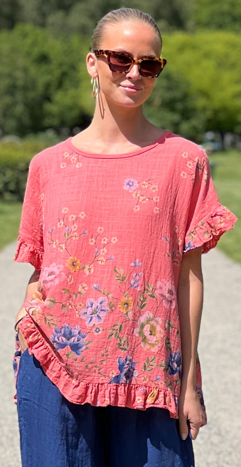 Gail bluse med flæsekanter og blomster koral LikeLondon