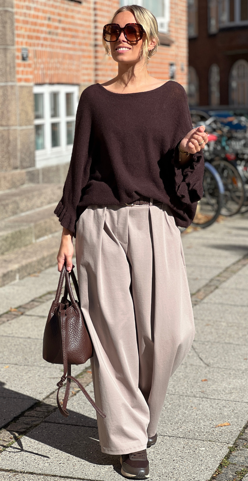 Louise strikbluse i baby alpaca med flæsedetaljer og 3/4 ærmer brun LikeLondon