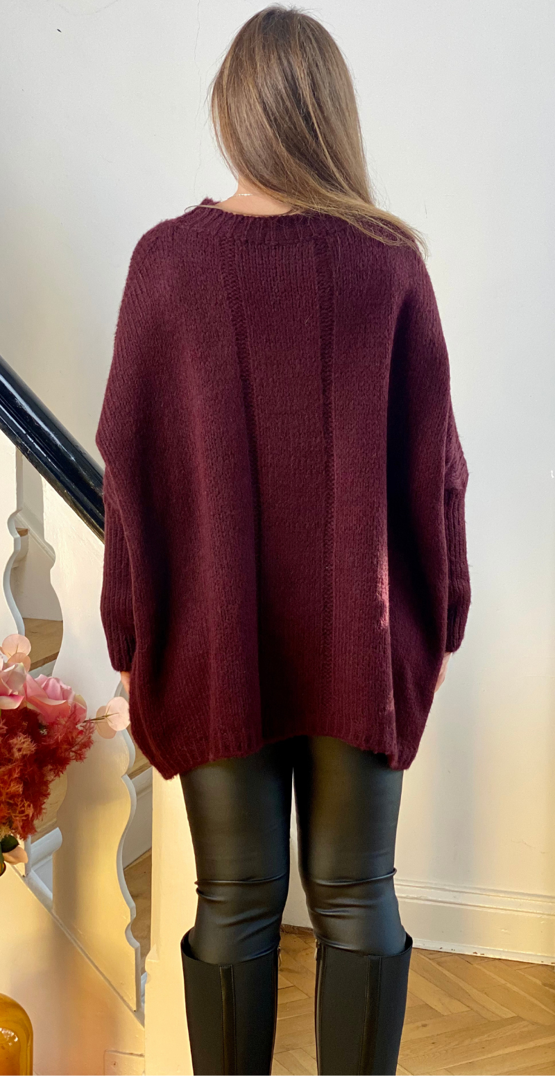 Daphne strik med kabelmønster og ribærme burgundy LikeLondon