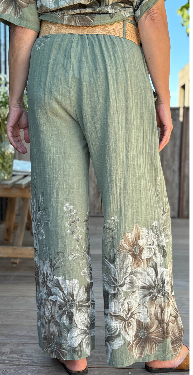 Forudbestil uge 25 Arista sæt med bukser og bluse med blomsterprint khaki LikeLondon